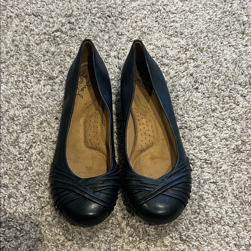 Natural Soul Black Flats with Tan Insole